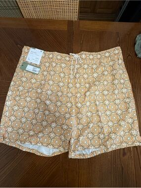Men’s GOODFELLOW Gold Medalliam Swim trunks. NWT. Size 2XL.